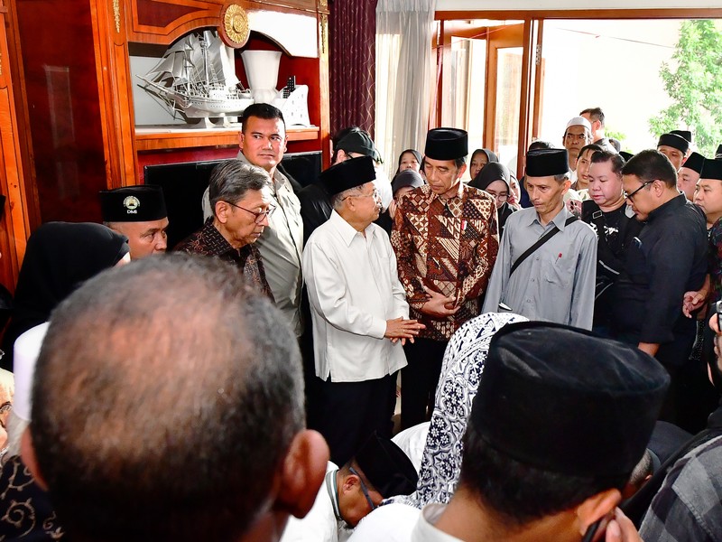 Presiden Joko Widodo melakukan takziah ke rumah duka almarhum Hamzah Haz. Presiden Joko Widodo melakukan takziah ke rumah duka almarhum Hamzah Haz. (Dok. Biro Pers Sekretariat Presiden/Vico)