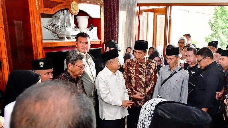 Presiden Joko Widodo melakukan takziah ke rumah duka almarhum Hamzah Haz. (Dok. Biro Pers Sekretariat Presiden/Vico)