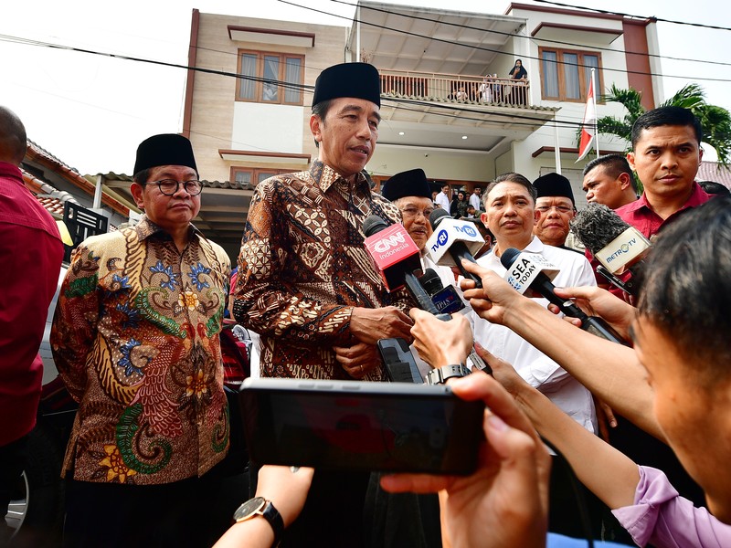 Presiden Joko Widodo melakukan takziah ke rumah duka almarhum Hamzah Haz. Presiden Joko Widodo melakukan takziah ke rumah duka almarhum Hamzah Haz. (Dok. Biro Pers Sekretariat Presiden/Vico)