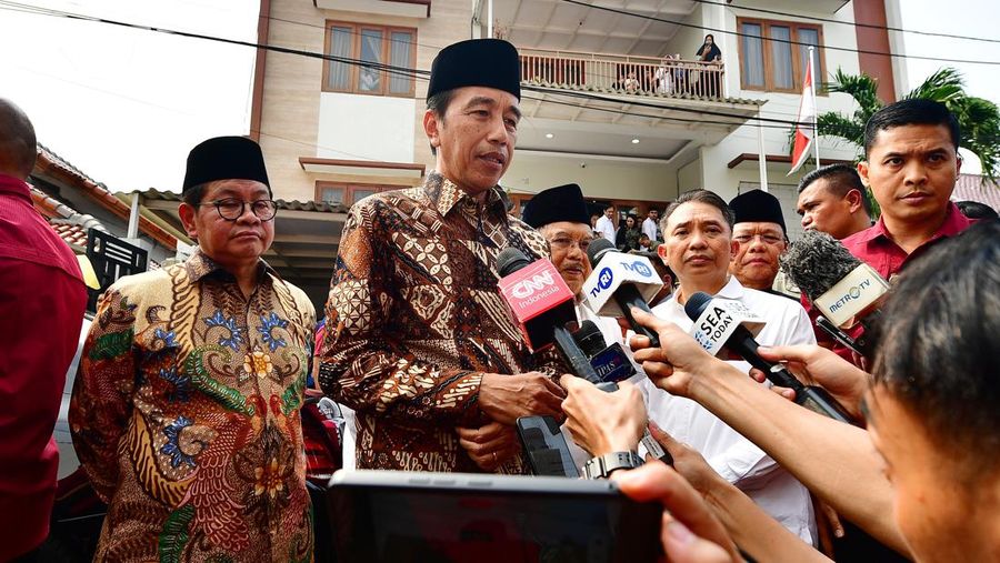 Presiden Joko Widodo melakukan takziah ke rumah duka almarhum Hamzah Haz. (Dok. Biro Pers Sekretariat Presiden/Vico)