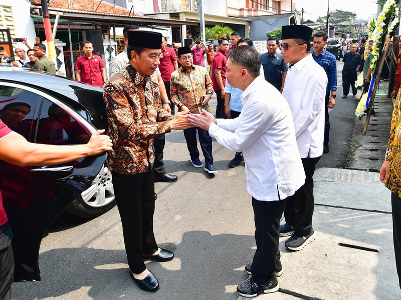 Presiden Joko Widodo melakukan takziah ke rumah duka almarhum Hamzah Haz. (Dok. Biro Pers Sekretariat Presiden/Vico)