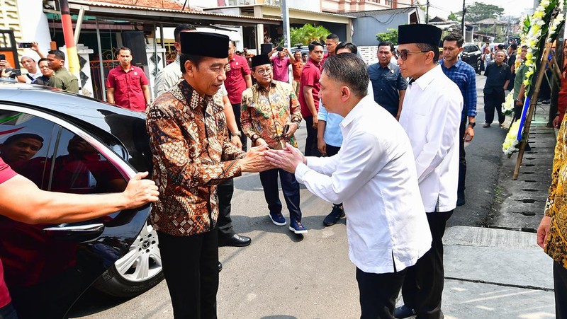 Presiden Joko Widodo melakukan takziah ke rumah duka almarhum Hamzah Haz. (Dok. Biro Pers Sekretariat Presiden/Vico)