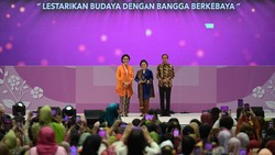Potret Jokowi Hadiri Hari Kebaya Nasional