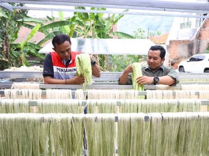 Pertamina Bina Warga Subang Olah Limbah Daun Nanas Jadi Bahan Tekstil