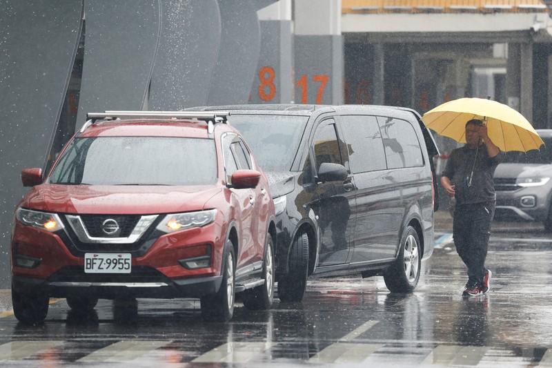 Orang-orang mengantri di dekat layar yang menampilkan informasi penerbangan di aula keberangkatan internasional Bandara Songshan Taipei saat Topan Gaemi mendekat di Taipei, Taiwan 24 Juli 2024. Orang-orang mengantri di dekat layar yang menampilkan informasi penerbangan di aula keberangkatan internasional Bandara Songshan Taipei saat Topan Gaemi mendekat di Taipei, Taiwan 24 Juli 2024. (REUTERS/Carlos Garcia Rawlins)
