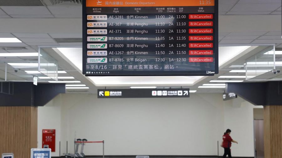 Orang-orang mengantri di dekat layar yang menampilkan informasi penerbangan di aula keberangkatan internasional Bandara Songshan Taipei saat Topan Gaemi mendekat di Taipei, Taiwan 24 Juli 2024. (REUTERS/Carlos Garcia Rawlins)