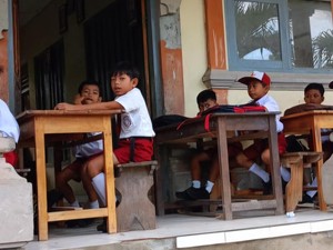 Ruangan Nyaris Ambruk, Siswa SD di Nusa Penida Belajar di Luar Kelas