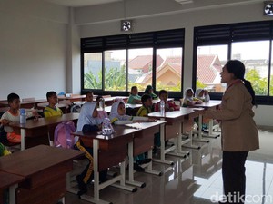 Jam Belajar SDN Pondok Bambu 01 Dimulai Siang, Ortu Murid Tak Keberatan