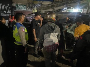 Remaja Bawa Fortuner Tabrak Pembatas Jalan-Gerobak Bandrek di Medan
