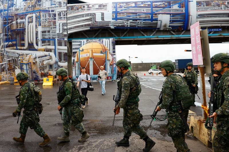 Pemandangan menunjukkan jalan kosong saat orang-orang berpartisipasi dalam latihan serangan udara tahunan, di mana mereka diperintahkan untuk tetap berada di dalam rumah selama 30 menit di Taipei, Taiwan 23 Juli 2024. (REUTERS/Ann Wang )
