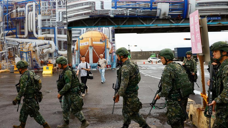 Pemandangan menunjukkan jalan kosong saat orang-orang berpartisipasi dalam latihan serangan udara tahunan, di mana mereka diperintahkan untuk tetap berada di dalam rumah selama 30 menit di Taipei, Taiwan 23 Juli 2024. (REUTERS/Ann Wang )