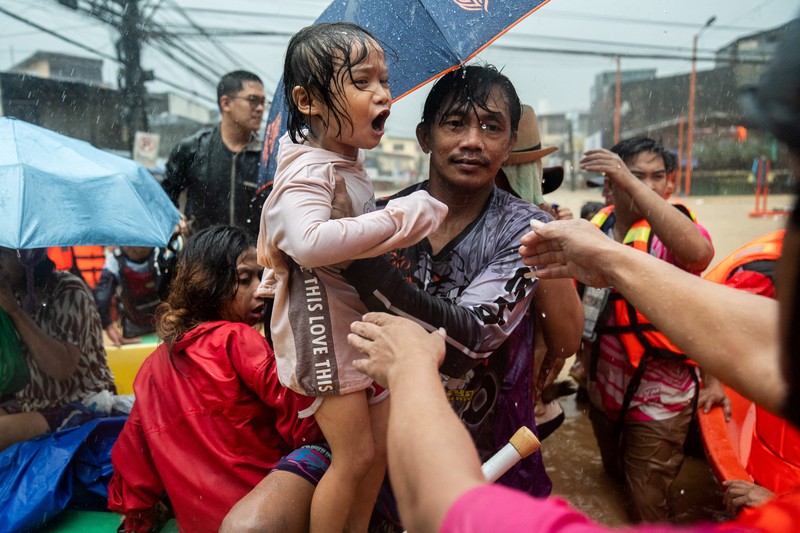 Warga yang berlindung di sebuah sekolah untuk sementara diubah menjadi pusat evakuasi menyusul hujan lebat dan banjir yang dibawa oleh Topan Gaemi, di Kota Marikina, Metro Manila, Filipina, 24 Juli 2024. Warga yang berlindung di sebuah sekolah untuk sementara diubah menjadi pusat evakuasi menyusul hujan lebat dan banjir yang dibawa oleh Topan Gaemi, di Kota Marikina, Metro Manila, Filipina, 24 Juli 2024. (REUTERS/Lisa Marie David)