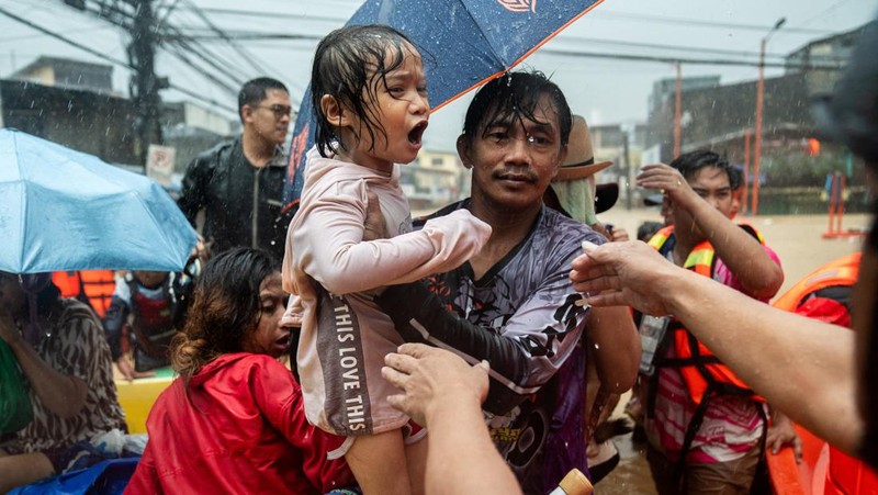 Warga yang berlindung di sebuah sekolah untuk sementara diubah menjadi pusat evakuasi menyusul hujan lebat dan banjir yang dibawa oleh Topan Gaemi, di Kota Marikina, Metro Manila, Filipina, 24 Juli 2024. (REUTERS/Lisa Marie David)