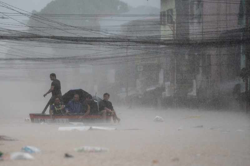 Warga yang berlindung di sebuah sekolah untuk sementara diubah menjadi pusat evakuasi menyusul hujan lebat dan banjir yang dibawa oleh Topan Gaemi, di Kota Marikina, Metro Manila, Filipina, 24 Juli 2024. Warga yang berlindung di sebuah sekolah untuk sementara diubah menjadi pusat evakuasi menyusul hujan lebat dan banjir yang dibawa oleh Topan Gaemi, di Kota Marikina, Metro Manila, Filipina, 24 Juli 2024. (REUTERS/Lisa Marie David)