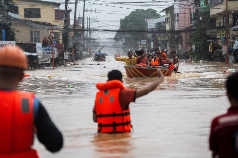 Warga yang berlindung di sebuah sekolah untuk sementara diubah menjadi pusat evakuasi menyusul hujan lebat dan banjir yang dibawa oleh Topan Gaemi, di Kota Marikina, Metro Manila, Filipina, 24 Juli 2024. Warga yang berlindung di sebuah sekolah untuk sementara diubah menjadi pusat evakuasi menyusul hujan lebat dan banjir yang dibawa oleh Topan Gaemi, di Kota Marikina, Metro Manila, Filipina, 24 Juli 2024. (REUTERS/Lisa Marie David)