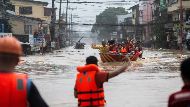 Warga yang berlindung di sebuah sekolah untuk sementara diubah menjadi pusat evakuasi menyusul hujan lebat dan banjir yang dibawa oleh Topan Gaemi, di Kota Marikina, Metro Manila, Filipina, 24 Juli 2024. (REUTERS/Lisa Marie David)