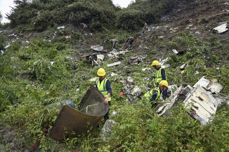 Pemandangan menunjukkan puing-puing pesawat Saurya Airlines yang terbakar setelah tergelincir dari landasan pacu saat lepas landas di Bandara Internasional Tribhuvan, di Kathmandu, Nepal, 24 Juli 2024. Pemandangan menunjukkan puing-puing pesawat Saurya Airlines yang terbakar setelah tergelincir dari landasan pacu saat lepas landas di Bandara Internasional Tribhuvan, di Kathmandu, Nepal, 24 Juli 2024. (REUTERS/Navesh Chitrakar)
