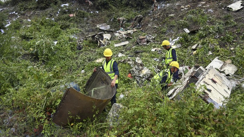 Pemandangan menunjukkan puing-puing pesawat Saurya Airlines yang terbakar setelah tergelincir dari landasan pacu saat lepas landas di Bandara Internasional Tribhuvan, di Kathmandu, Nepal, 24 Juli 2024. (REUTERS/Navesh Chitrakar)