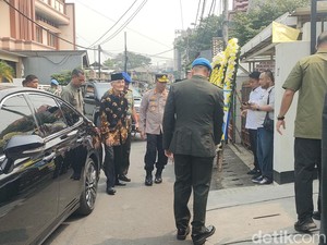 Try Sutrisno hingga Basarah Melayat ke Rumah Duka Hamzah Haz di Matraman