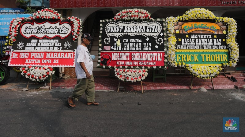 Warga berjalan di dekat karangan bunga duka cita di rumah duka Wakil Presiden ke-9 Hamzah Haz di Jalan Tegalan, Matraman, Jakarta, Rabu (24/7/2024). Warga berjalan di dekat karangan bunga duka cita di rumah duka Wakil Presiden ke-9 Hamzah Haz di Jalan Tegalan, Matraman, Jakarta, Rabu (24/7/2024). (CNBC Indonesia/Faisal Rahman)