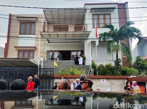 Jenazah Hamzah Haz Disemayamkan di Rumah Duka Matraman