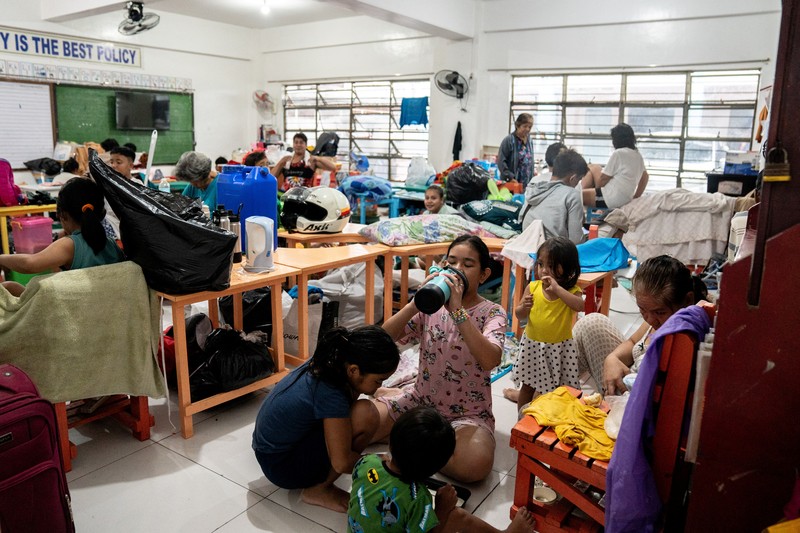 Warga yang berlindung di sebuah sekolah untuk sementara diubah menjadi pusat evakuasi menyusul hujan lebat dan banjir yang dibawa oleh Topan Gaemi, di Kota Marikina, Metro Manila, Filipina, 24 Juli 2024. Warga yang berlindung di sebuah sekolah untuk sementara diubah menjadi pusat evakuasi menyusul hujan lebat dan banjir yang dibawa oleh Topan Gaemi, di Kota Marikina, Metro Manila, Filipina, 24 Juli 2024. (REUTERS/Lisa Marie David)