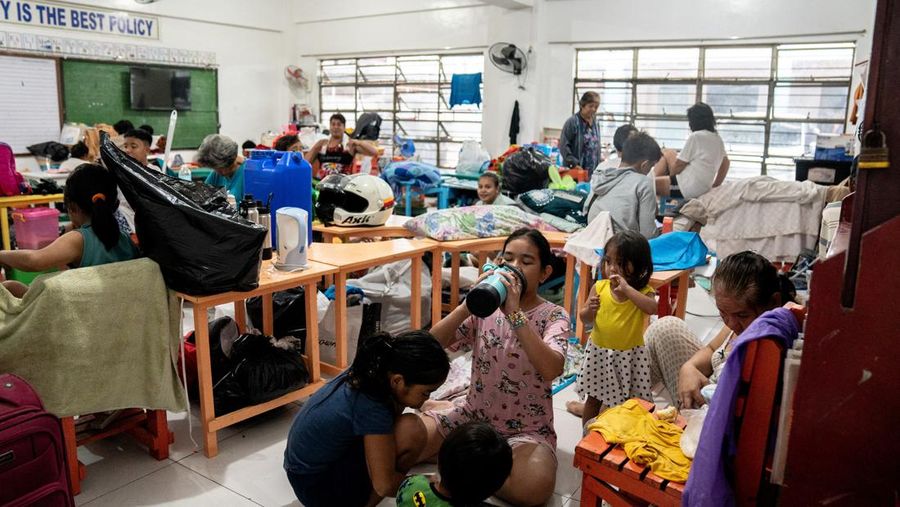 Warga yang berlindung di sebuah sekolah untuk sementara diubah menjadi pusat evakuasi menyusul hujan lebat dan banjir yang dibawa oleh Topan Gaemi, di Kota Marikina, Metro Manila, Filipina, 24 Juli 2024. (REUTERS/Lisa Marie David)
