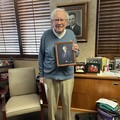 Warren Buffett Mundur dari Berkshire Hathaway, Ini Calon Penggantinya