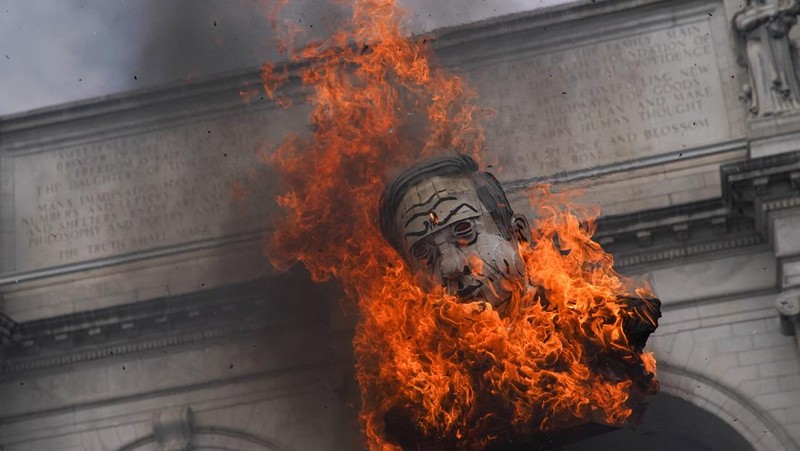 Orang-orang membawa gambar Perdana Menteri Israel Benjamin Netanyahu dan Presiden AS Joe Biden, saat demonstran Pro-Palestina melakukan protes, pada hari pidato Netanyahu di pertemuan gabungan Kongres AS, di Capitol Hill di Washington, AS, 24 Juli 2024. (REUTERS/Seth Herald)