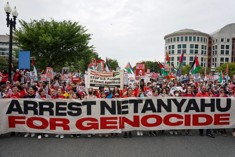 Orang-orang membawa gambar Perdana Menteri Israel Benjamin Netanyahu dan Presiden AS Joe Biden, saat demonstran Pro-Palestina melakukan protes, pada hari pidato Netanyahu di pertemuan gabungan Kongres AS, di Capitol Hill di Washington, AS, 24 Juli 2024. Orang-orang membawa gambar Perdana Menteri Israel Benjamin Netanyahu dan Presiden AS Joe Biden, saat demonstran Pro-Palestina melakukan protes, pada hari pidato Netanyahu di pertemuan gabungan Kongres AS, di Capitol Hill di Washington, AS, 24 Juli 2024. (REUTERS/Seth Herald)