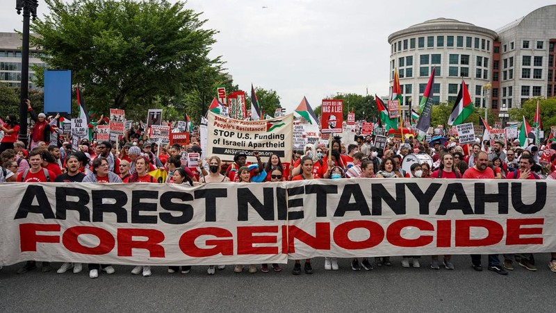 Orang-orang membawa gambar Perdana Menteri Israel Benjamin Netanyahu dan Presiden AS Joe Biden, saat demonstran Pro-Palestina melakukan protes, pada hari pidato Netanyahu di pertemuan gabungan Kongres AS, di Capitol Hill di Washington, AS, 24 Juli 2024. (REUTERS/Seth Herald)