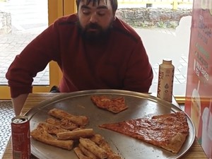 Perjuangan Evan Tempuh 150 Kilometer Demi Ikut Tantangan Makan Pizza