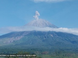 Gunung Semeru Erupsi 5 Kali dalam 12 Jam, Ketinggian Abu 200-900 Meter