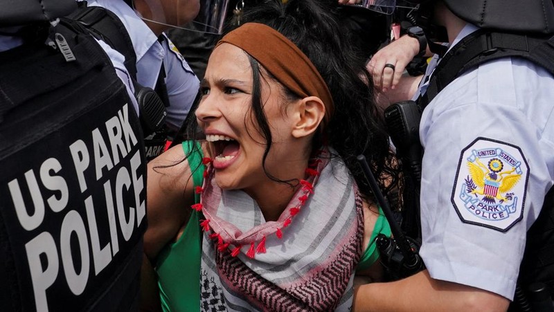 Pro-Palestinian demonstrators burn an effigy depicting Israeli Prime Minister Benjamin Netanyahu, outside Union Station, on the day of Netanyahu's address to a joint meeting of Congress on Capitol Hill, in Washington, U.S., July 24, 2024. REUTERS/Nathan Howard