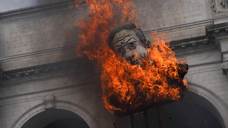 Pro-Palestinian demonstrators burn an effigy depicting Israeli Prime Minister Benjamin Netanyahu, outside Union Station, on the day of Netanyahu's address to a joint meeting of Congress on Capitol Hill, in Washington, U.S., July 24, 2024. REUTERS/Nathan Howard
