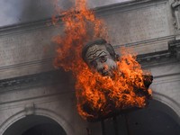 Panas Perang Gaza, Patung Wajah Netanyahu Hangus Dibakar Massa