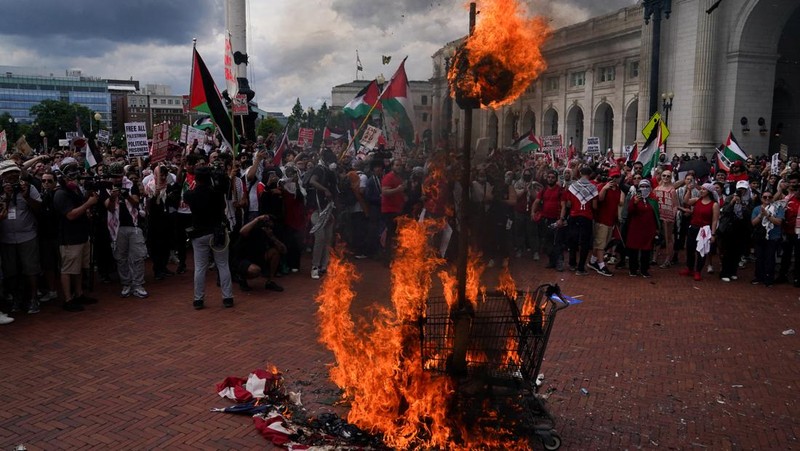 Pro-Palestinian demonstrators burn an effigy depicting Israeli Prime Minister Benjamin Netanyahu, outside Union Station, on the day of Netanyahu's address to a joint meeting of Congress on Capitol Hill, in Washington, U.S., July 24, 2024. REUTERS/Nathan Howard