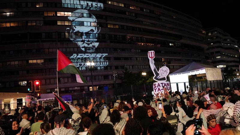 Pro-Palestinian demonstrators burn an effigy depicting Israeli Prime Minister Benjamin Netanyahu, outside Union Station, on the day of Netanyahu's address to a joint meeting of Congress on Capitol Hill, in Washington, U.S., July 24, 2024. REUTERS/Nathan Howard