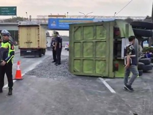 Kecelakaan Truk Pengangkut Pasir di Tol JORR, Lalin Padat