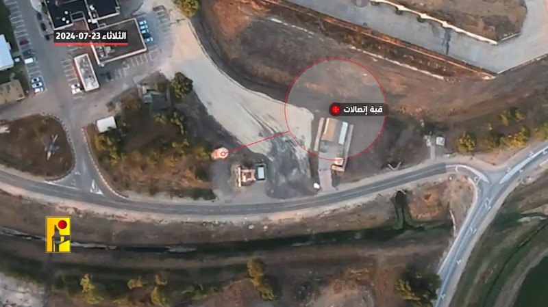Kelompok bersenjata Lebanon Hizbullah telah menyiarkan video drone yang dikatakan menunjukkan fasilitas pertahanan udara, pesawat, dan unit penyimpanan bahan bakar di pangkalan udara Ramat David Israel. Kelompok bersenjata Lebanon Hizbullah telah menyiarkan video drone yang dikatakan menunjukkan fasilitas pertahanan udara, pesawat, dan unit penyimpanan bahan bakar di pangkalan udara Ramat David Israel. (X @alihashem_tv)
