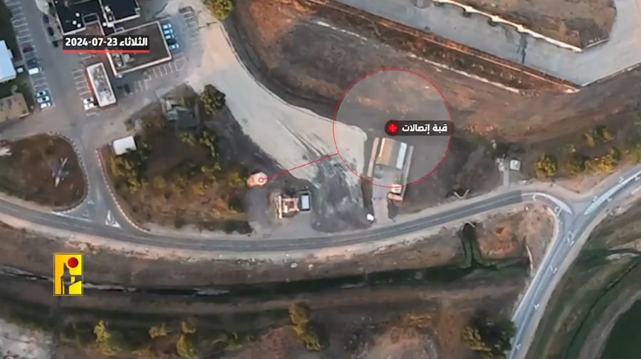 Kelompok bersenjata Lebanon Hizbullah telah menyiarkan video drone yang dikatakan menunjukkan fasilitas pertahanan udara, pesawat, dan unit penyimpanan bahan bakar di pangkalan udara Ramat David Israel. (X @alihashem_tv)