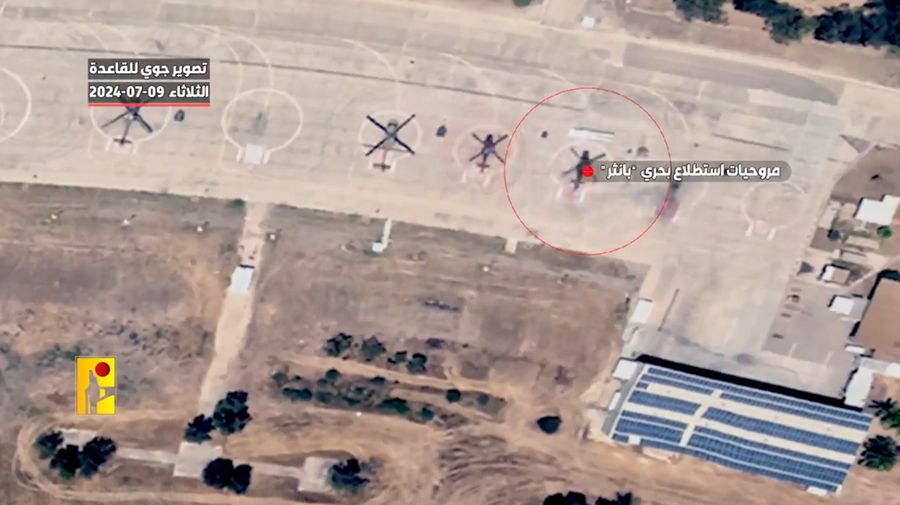 Kelompok bersenjata Lebanon Hizbullah telah menyiarkan video drone yang dikatakan menunjukkan fasilitas pertahanan udara, pesawat, dan unit penyimpanan bahan bakar di pangkalan udara Ramat David Israel. (X @alihashem_tv)