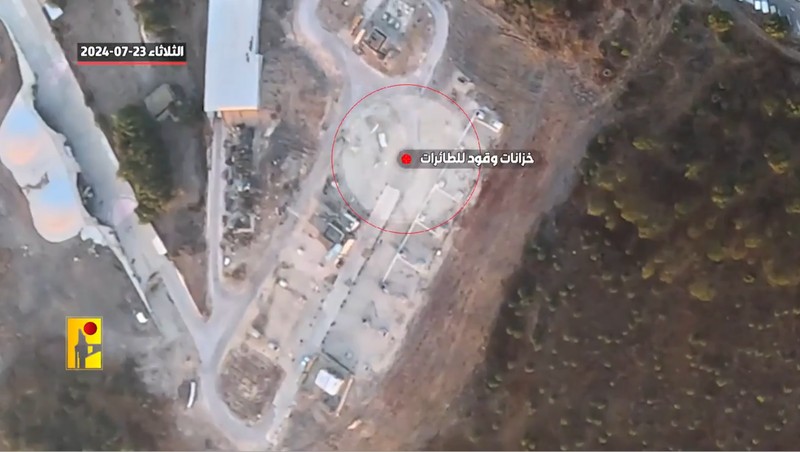 Kelompok bersenjata Lebanon Hizbullah telah menyiarkan video drone yang dikatakan menunjukkan fasilitas pertahanan udara, pesawat, dan unit penyimpanan bahan bakar di pangkalan udara Ramat David Israel. (X @alihashem_tv)
