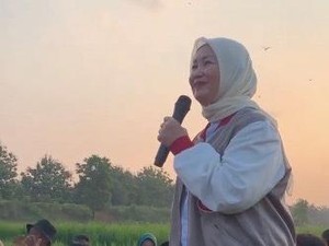 Legislator Gerindra Beri Bantuan Pompa Air ke Petani di Lampung Tengah