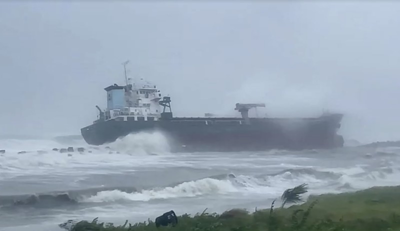 Lima kapal barang terdampar, satu tenggelam akibat Topan Gaemi. (Dok Taiwan Ocean Affairs Council via Reuters)