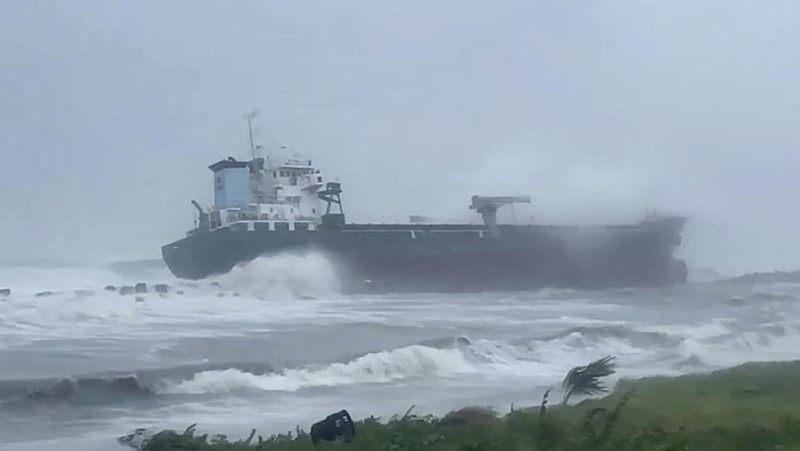 Lima kapal barang terdampar, satu tenggelam akibat Topan Gaemi. (Dok Taiwan Ocean Affairs Council via Reuters)
