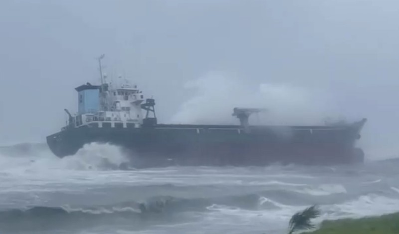 Ombak menghantam perlindungan pantai setelah Topan Gaemi melewati Taiwan utara di Yilan, Taiwan, 25 Juli 2024. Ombak menghantam perlindungan pantai setelah Topan Gaemi melewati Taiwan utara di Yilan, Taiwan, 25 Juli 2024. (REUTERS/Carlos Garcia Rawlins)