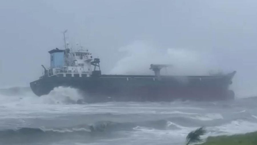 Ombak menghantam perlindungan pantai setelah Topan Gaemi melewati Taiwan utara di Yilan, Taiwan, 25 Juli 2024. (REUTERS/Carlos Garcia Rawlins)
