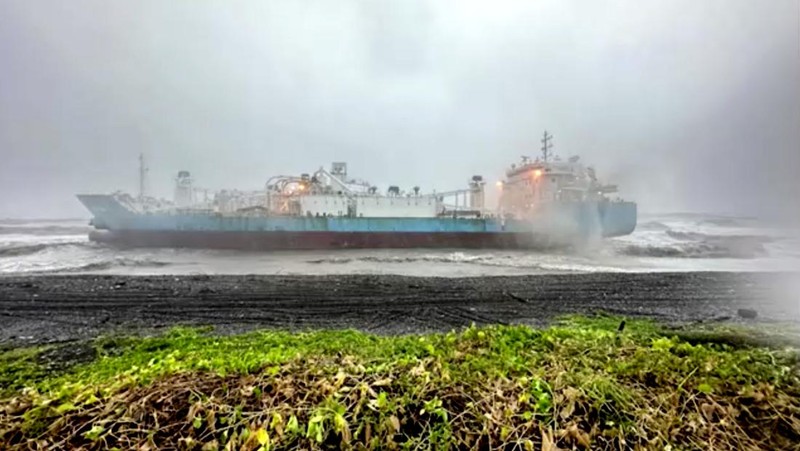 Lima kapal barang terdampar, satu tenggelam akibat Topan Gaemi. (Dok Taiwan Ocean Affairs Council via Reuters)