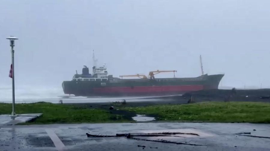 Lima kapal barang terdampar, satu tenggelam akibat Topan Gaemi. (Dok Taiwan Ocean Affairs Council via Reuters)